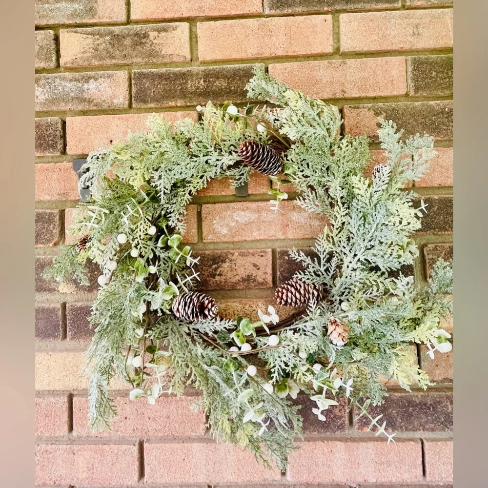 *Frosty Cedar, Pinecone & White Berry Wreath